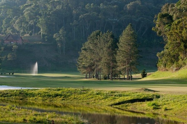 Monte Verde Fazenda with a golf course
