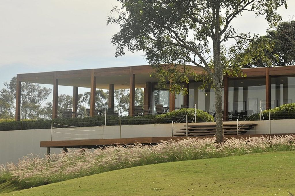 Clubhouse of the Randall Thompson golf course of the Boa Vista golf club.