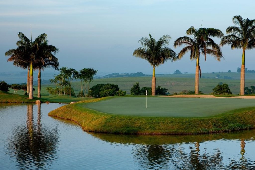 Island grenn of the Randall Thompson golf course of the Boa Vista golf club.