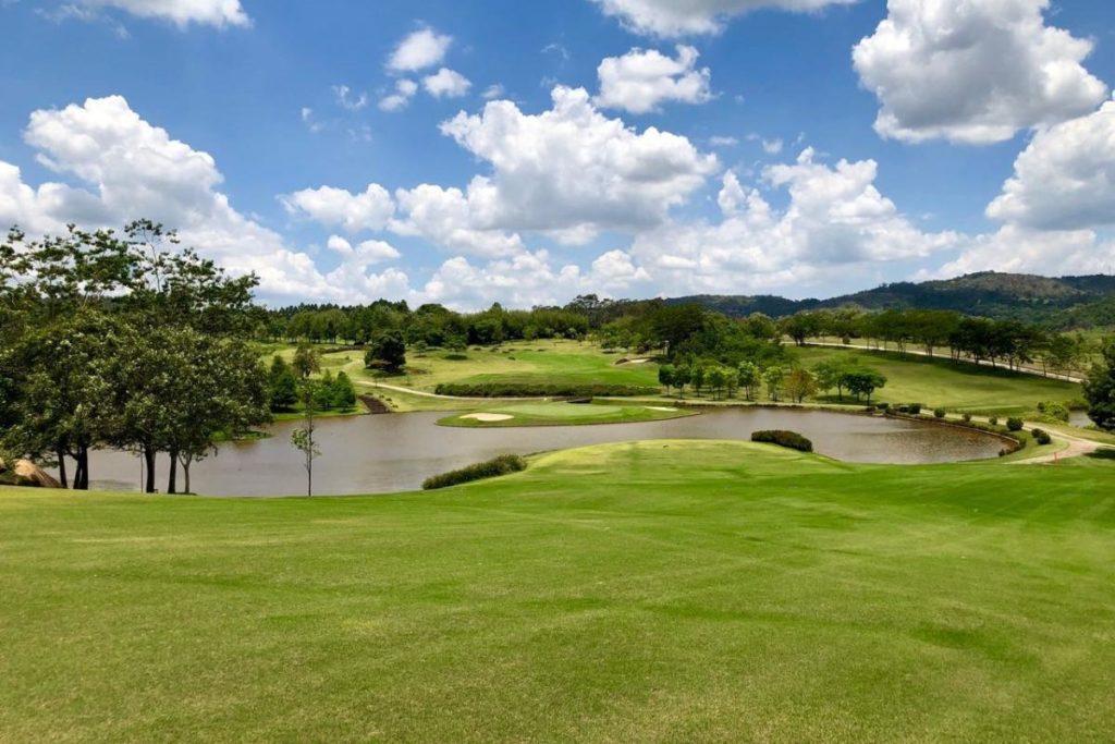Lake of the golf course of the Fazenda Guariroba Golf club.