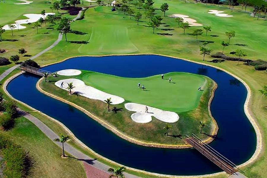 Island green of the golf course of the Damha golf club in Sao Carlos.